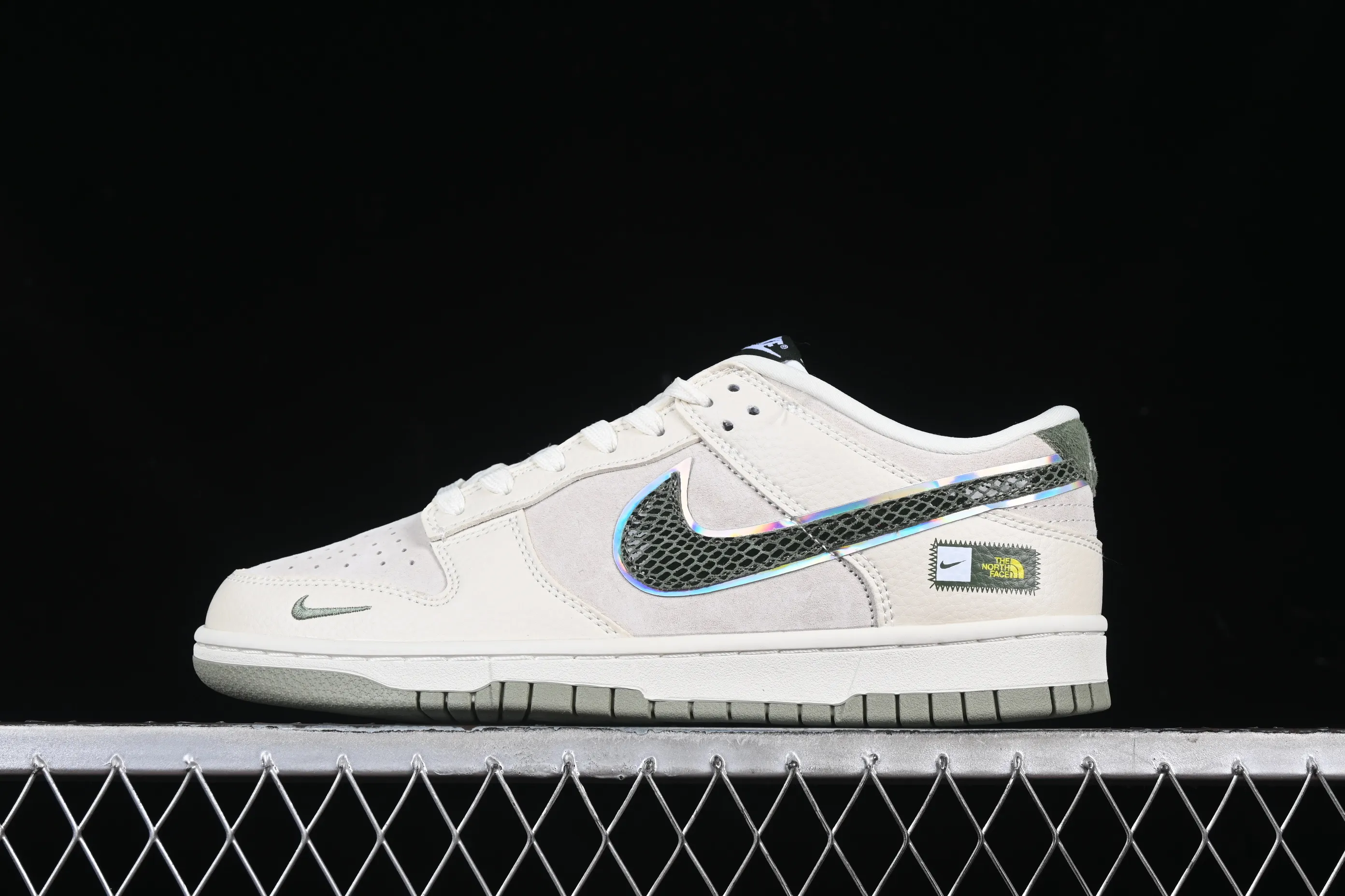 All Categories Nk SB Dunk Series Nk SB Dunk Low High-end Customized Low-top Sneakers Nk SB Dunk Low Northern Year of the Snake Series Pig Eight Green Hook Anniversary High-end Customized Low-top Casual Sneakers KK1333-025